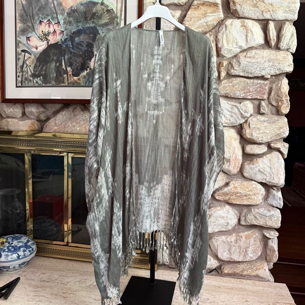 Torrid Womn’s plus Olive & White Tie Dye Ruana